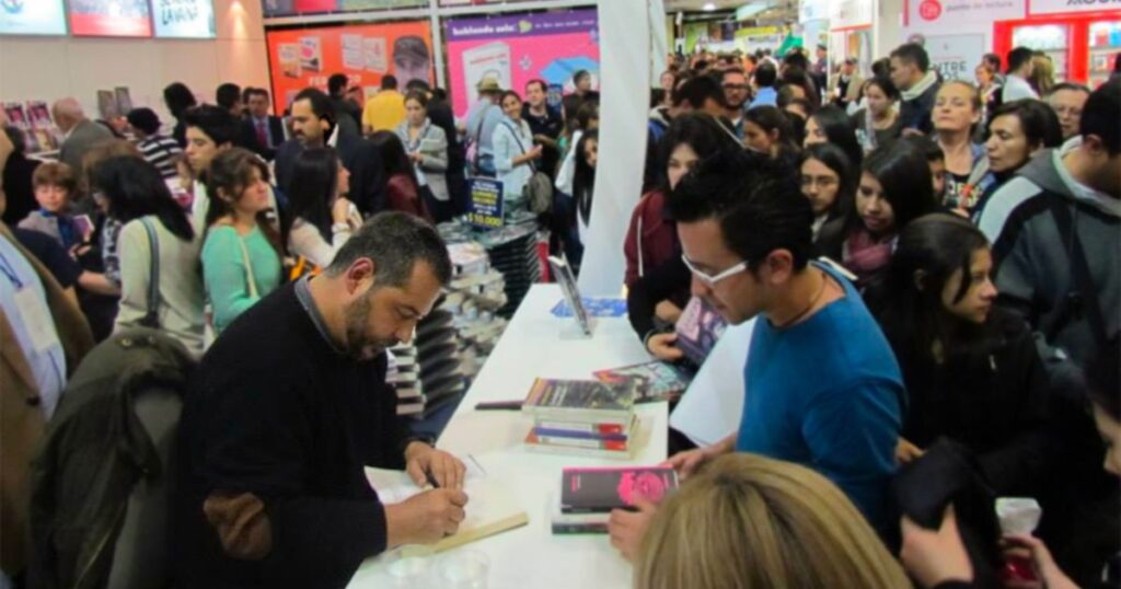 Mario Mendoza y el raro privilegio de vivir de los libros en Colombia