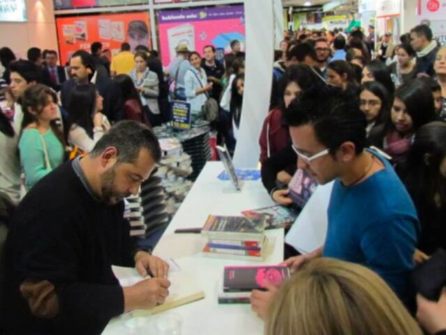 Mario Mendoza y el raro privilegio de vivir de los libros en Colombia